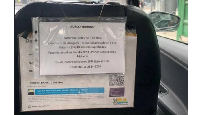 Un taxista ayuda a su hija a conseguir empleo, pegando un cartel en su coche
